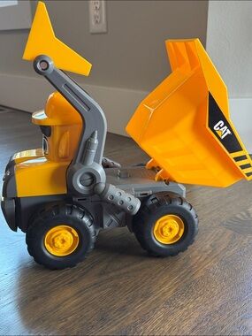Funrise Cat Junior Crew Tipper 14” Electronic Construction Vehicle 82956